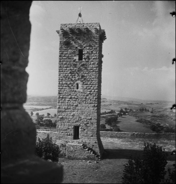 Donjon et vue sur le plateau environnant