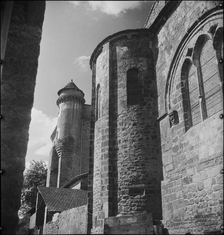 Abside de l’église ; tourelle du château