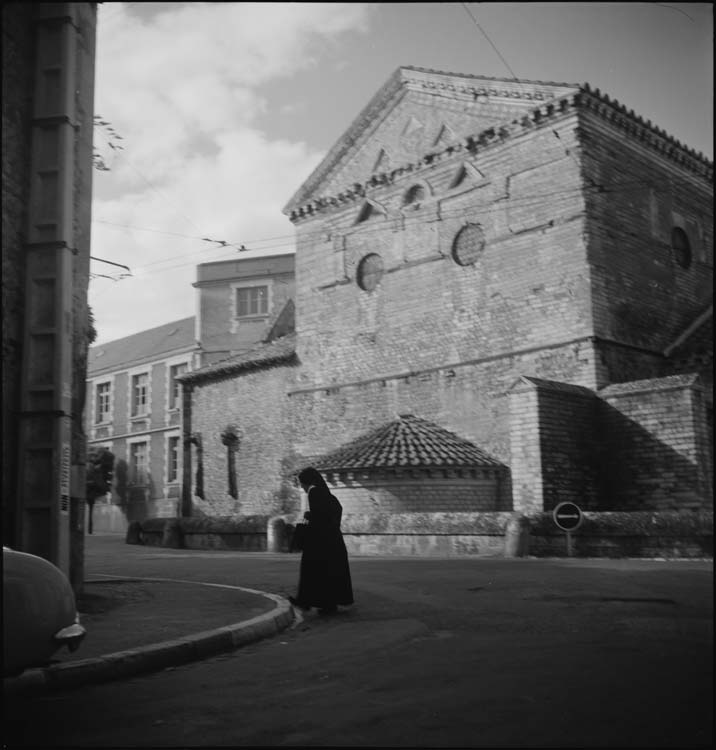 Façade est ; religieuse marchant dans la rue adjacente