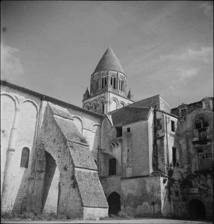 Bâtiments conventuels ; façade nord de l’église et clocher