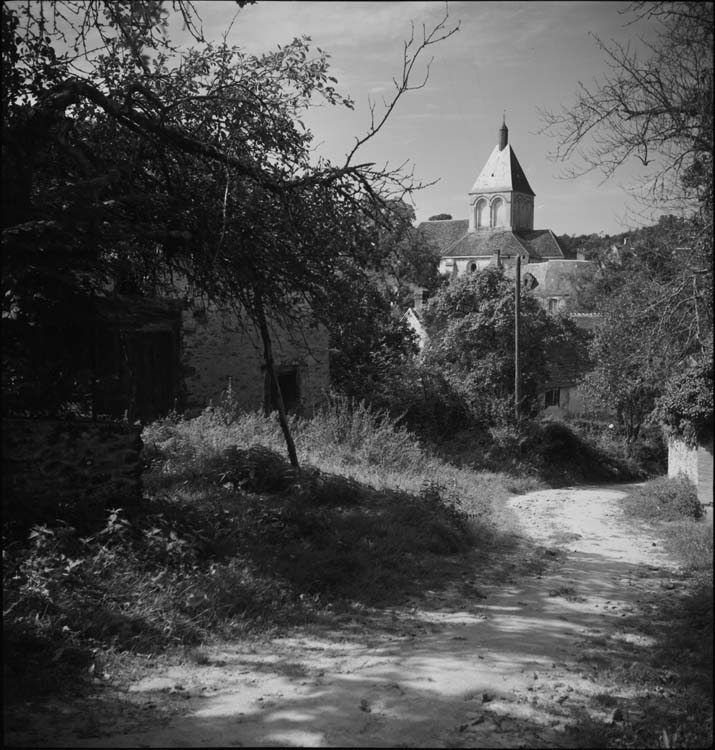 Clocher vu d’un chemin