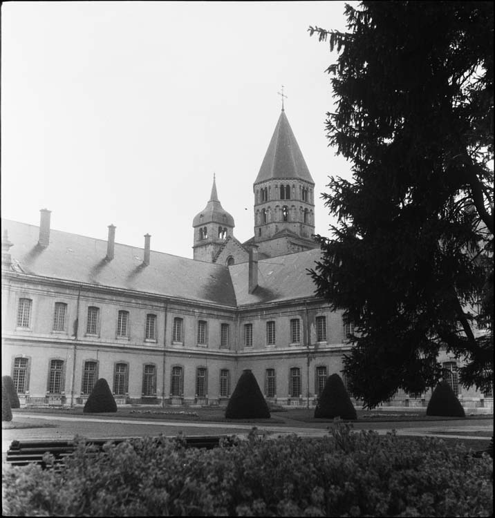 Bâtiments conventuels, angle sud-est de la cour d'honneur ; clocher de l’église.