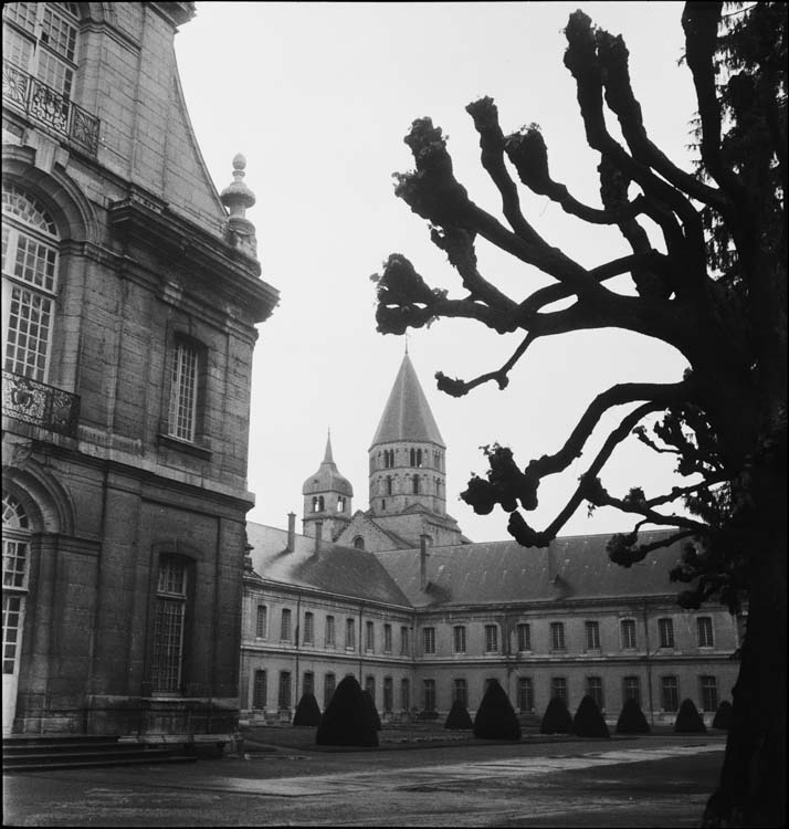 Bâtiments conventuels, angle sud-est de la cour d'honneur ; clocher de l’église.