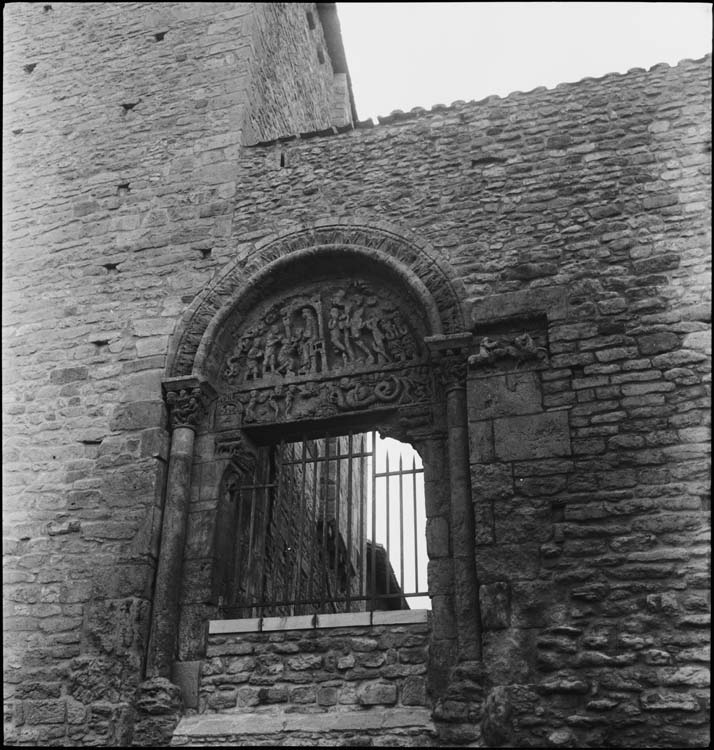 Portail roman dans le mur de clôture