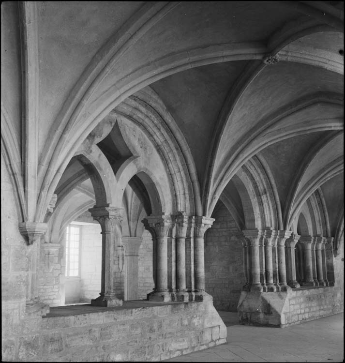 Cloître : galerie est, entrée de la salle capitulaire et arcades