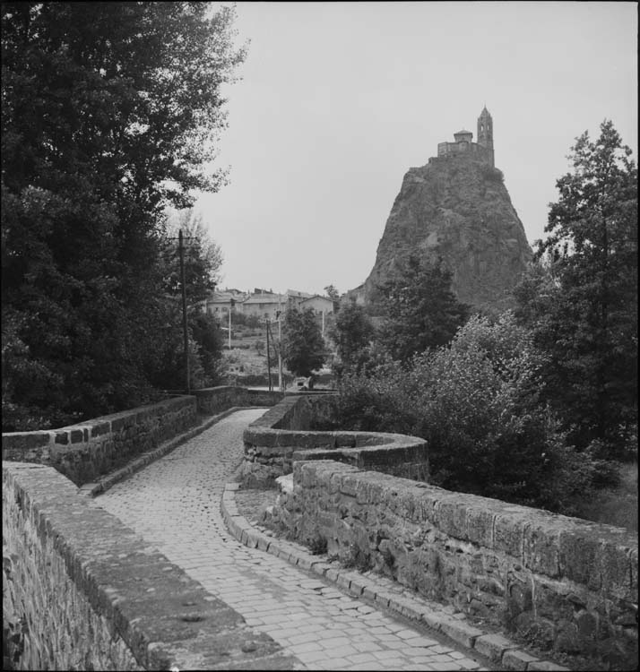 Église sur son rocher pris du pont de Roderie