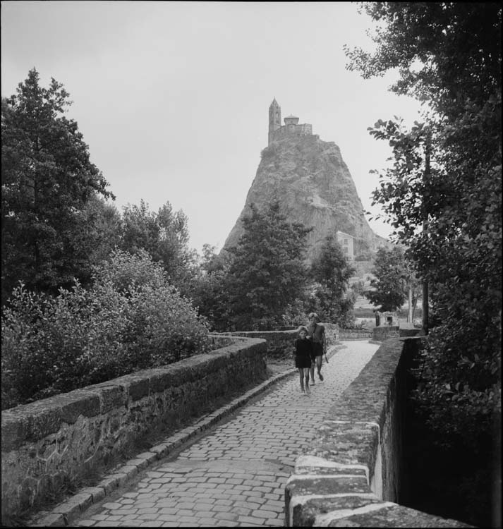 Église sur son rocher pris du pont de Roderie