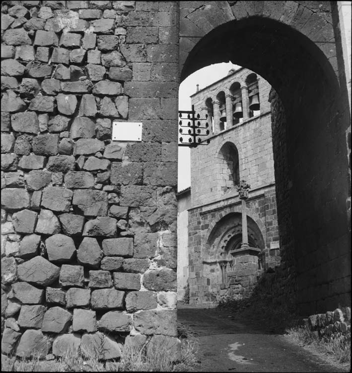 Façade ouest de l’église et croix vues au travers de la poterne