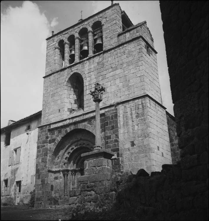 Façade ouest et croix la bordant