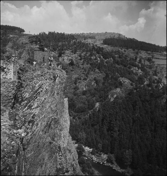 Chapelle du château dominant la vallée