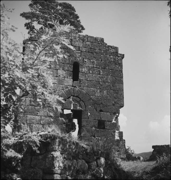 Vestiges de la chapelle du château : porte surmontée d’une croix