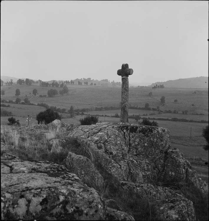 Croix sur un promontoire aux environs de Nasbinals