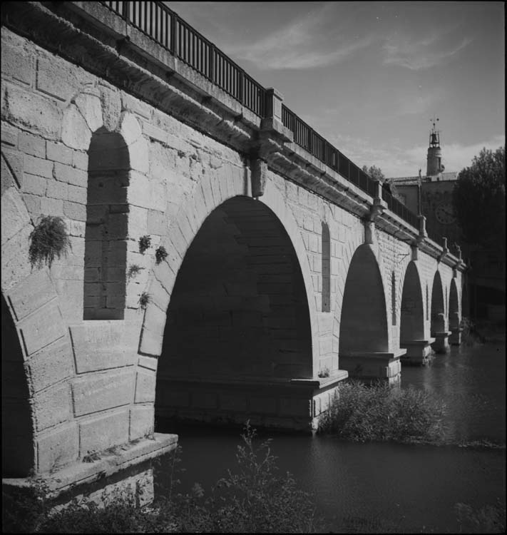 Vue perspective du pont ; beffroi au loin