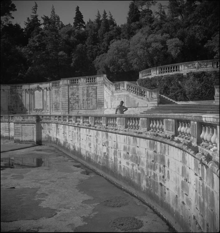 Bassin de la source à sec et promenade le bordant