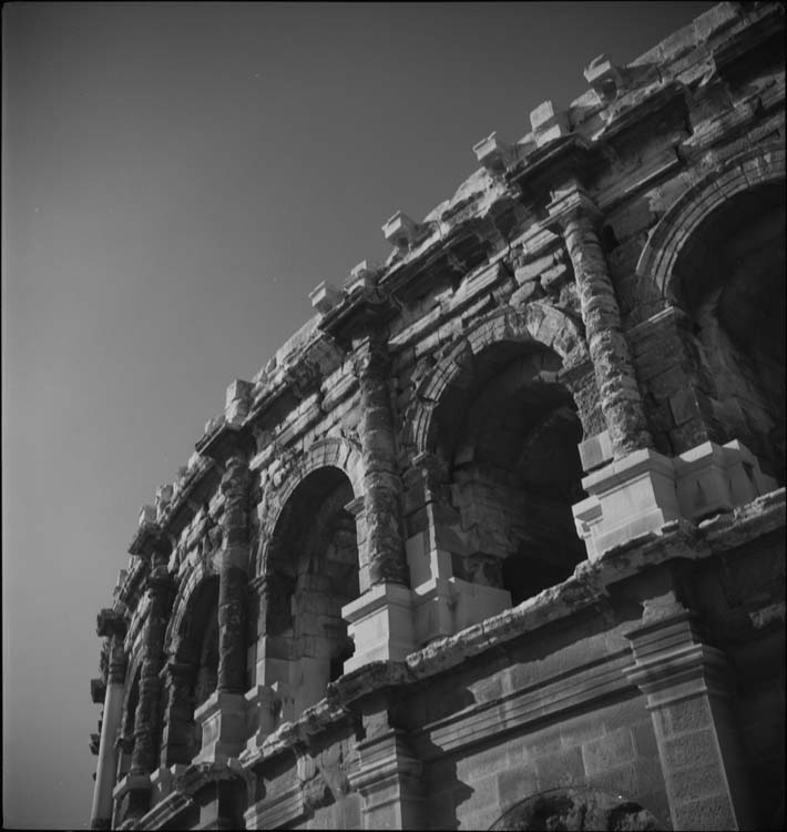 Arcades supérieures de la façade et velum, détail