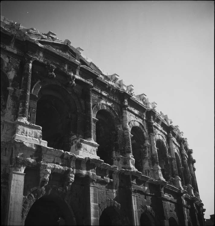 Arcades supérieures de la façade, fronton et velum, détail