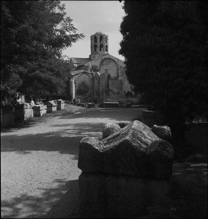 Allée du cimetière et église Saint-Honorat