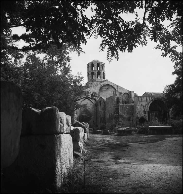 Église Saint-Honorat : vestiges de la façade occidentale