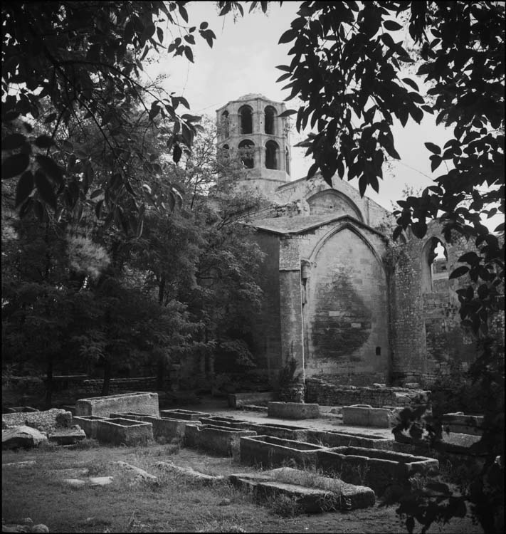 Église Saint-Honorat : façade sur nécropole