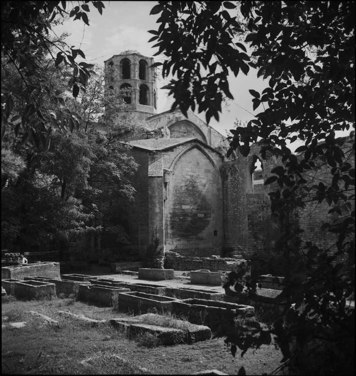 Église Saint-Honorat : façade sur nécropole