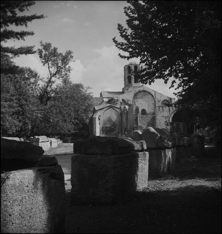 Allée du cimetière et église Saint-Honorat