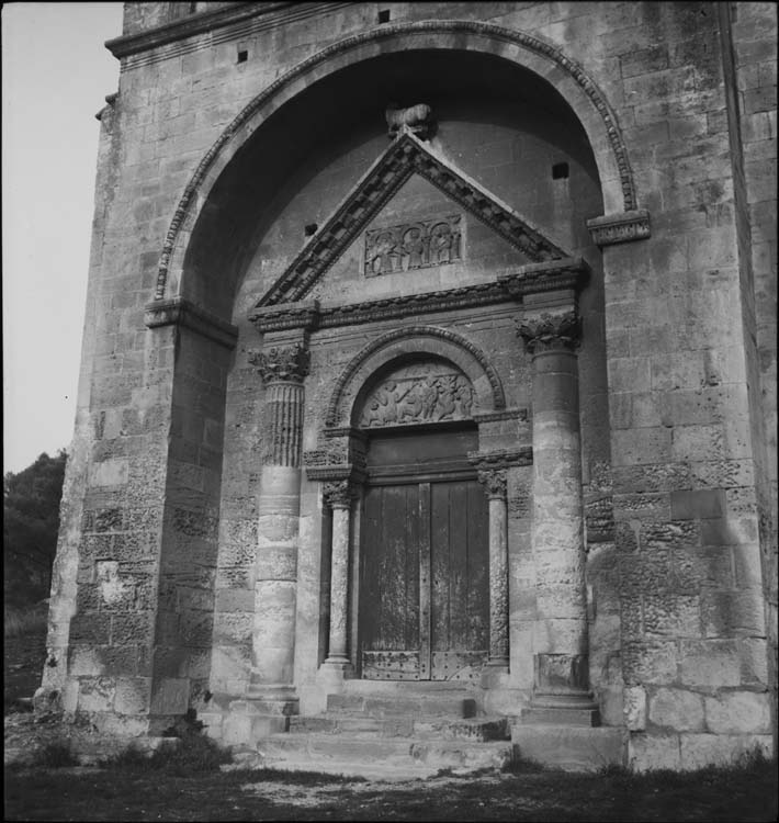 Chapelle : portail occidental