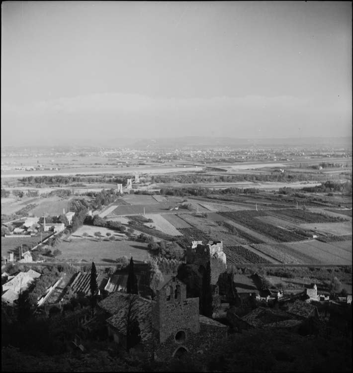 Le Rhône et le village vus du château les surplombant