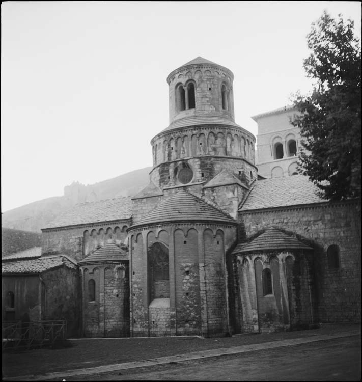 Ensemble est : clocher de la croisée du transept et abside