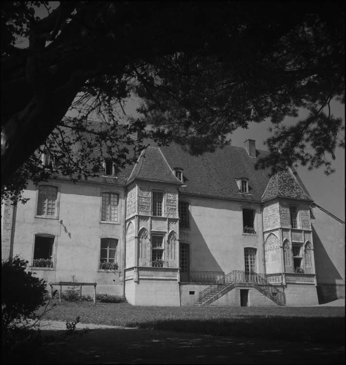 Palais de Jacques d’Amboise : façade sur jardins et pavillons sculptés (parements en albâtre)