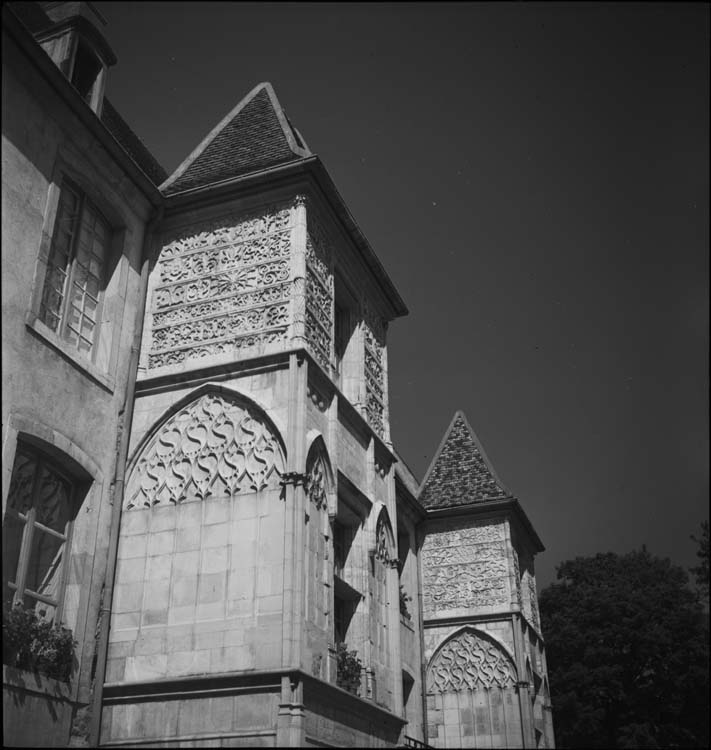 Palais de Jacques d’Amboise : pavillons sculptés (parements en albâtre), détail