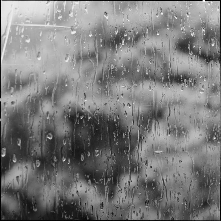 Gouttes de pluie s’écoulant sur une vitre