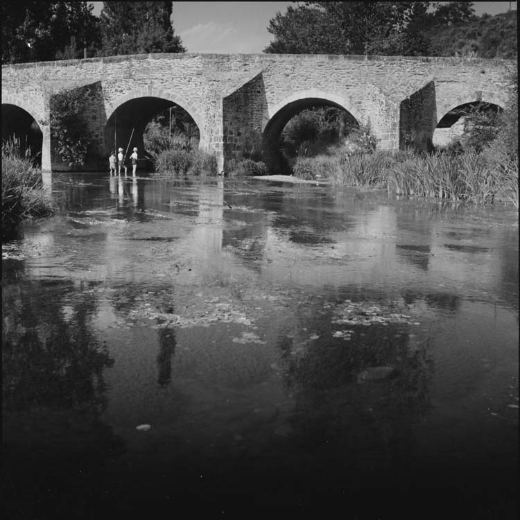 Enfants pêchant dans l’Arnon, au pied du pont