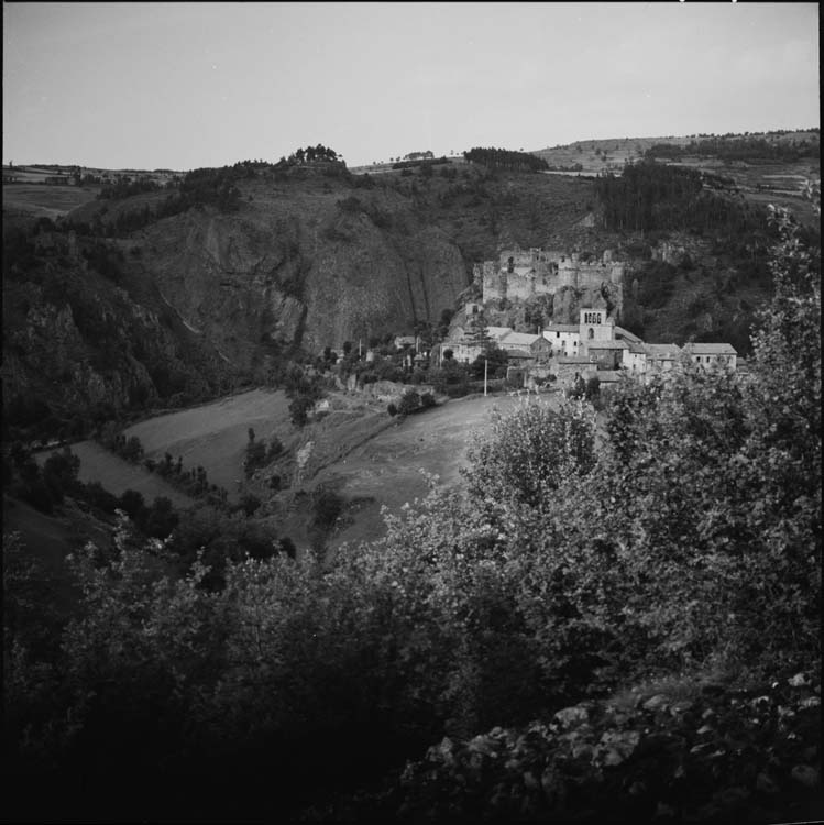 Village et château le surplombant