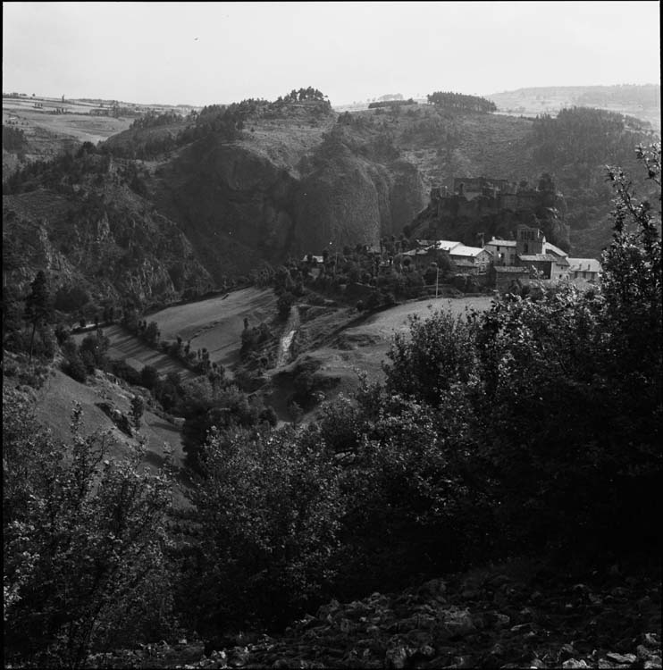 Village et château le surplombant