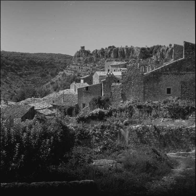 Village et clocher de l’église ; tour de la Reine Jeanne au loin