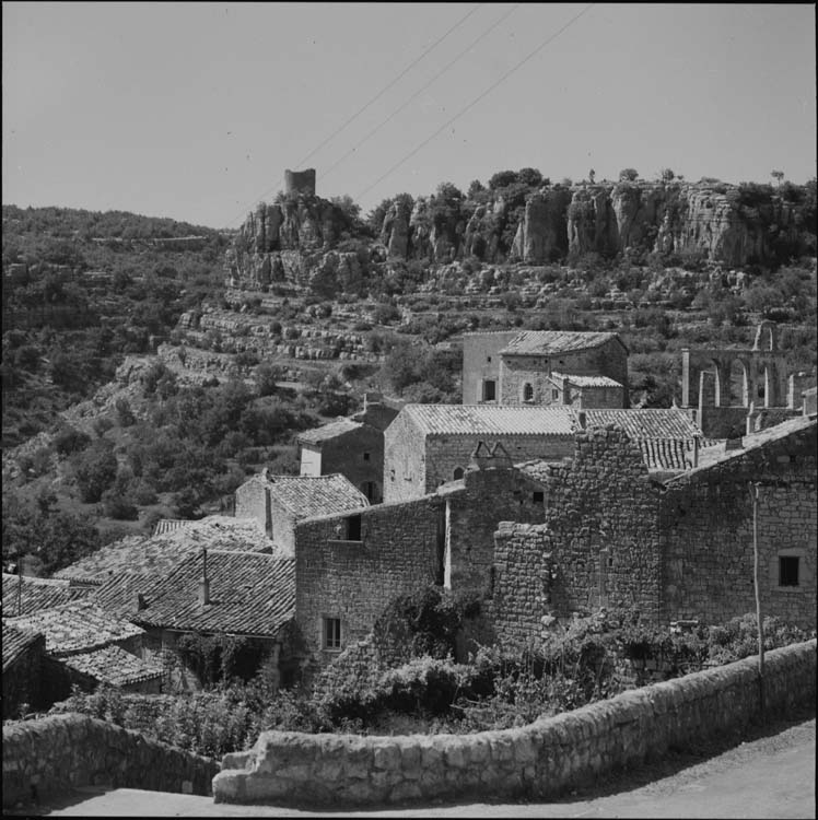 Village et clocher de l’église ; tour de la Reine Jeanne au loin