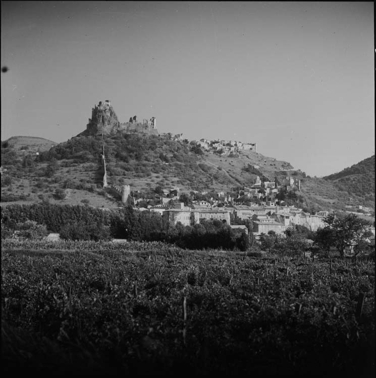 Village et château le surplombant