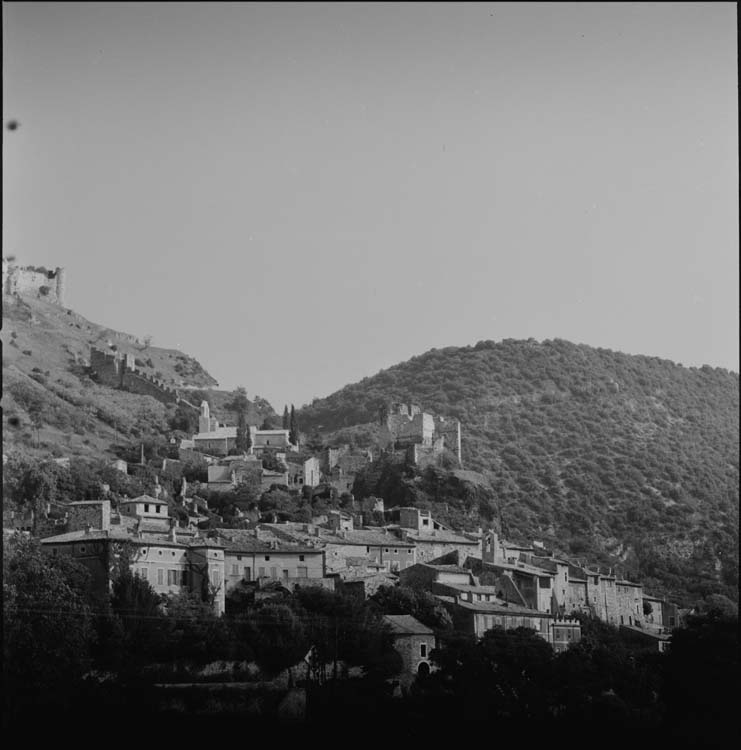 Village et mur d’enceinte du château