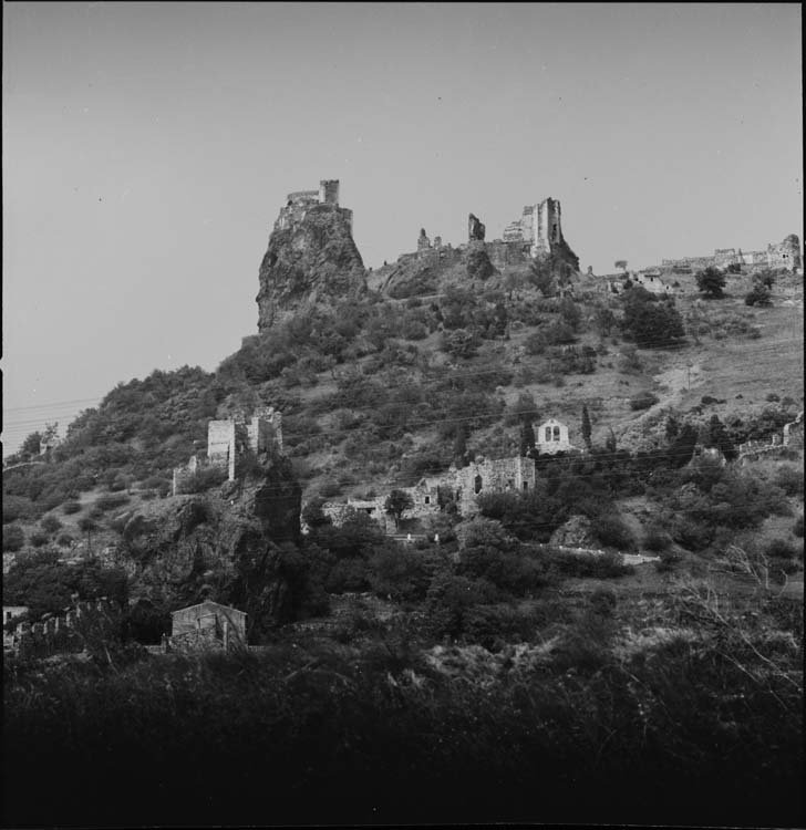 Chapelle, tour du Guast et château les surplombant