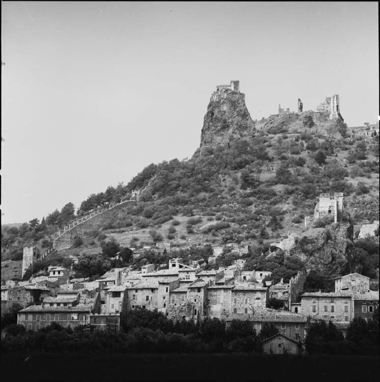 Village et château le surplombant