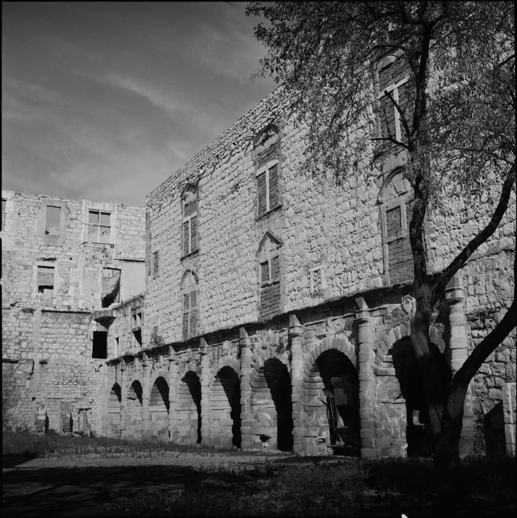 Galerie et façade sur cour