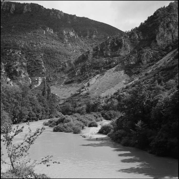 Rivière serpentine et défilé