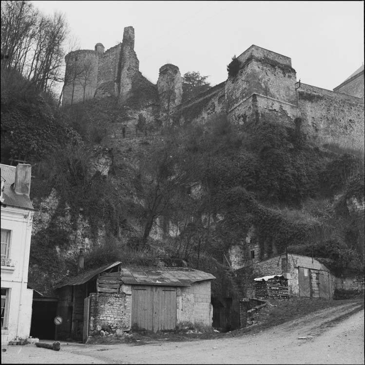 Baraquements au pied du château