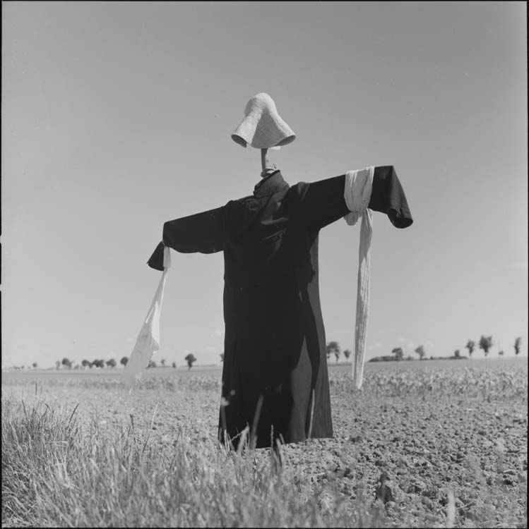 Épouvantail au chapeau cloche vu de face