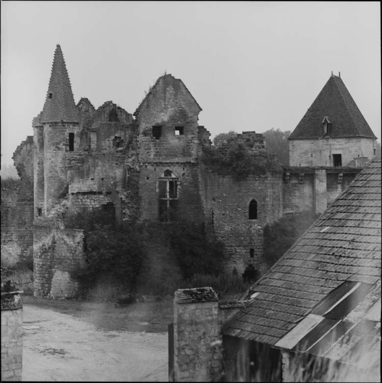 Ruines du corps de logis et tour