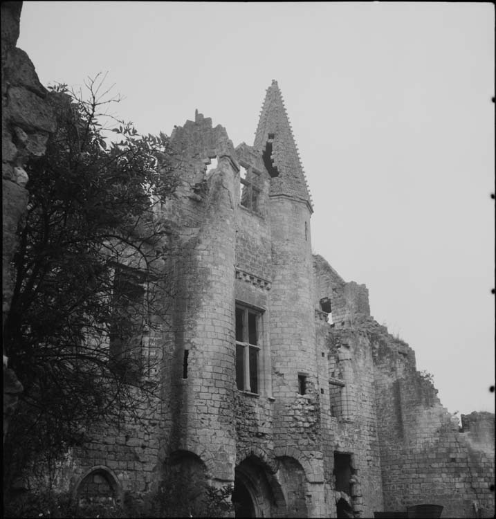 Façade sud : entrée du grand logis avec tourelles