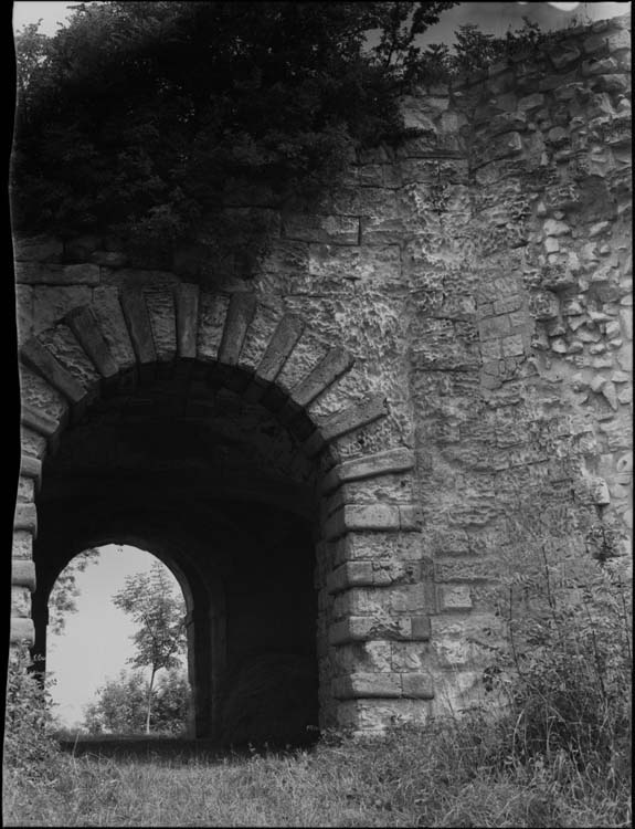 Porte à bosselage du passage voûté