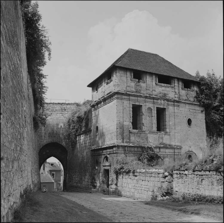 Pavillon Sévigné et porte du Gard