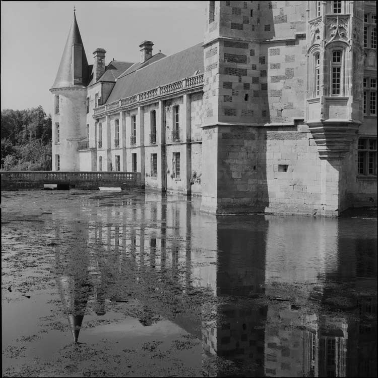 Façade sud, pont et douves