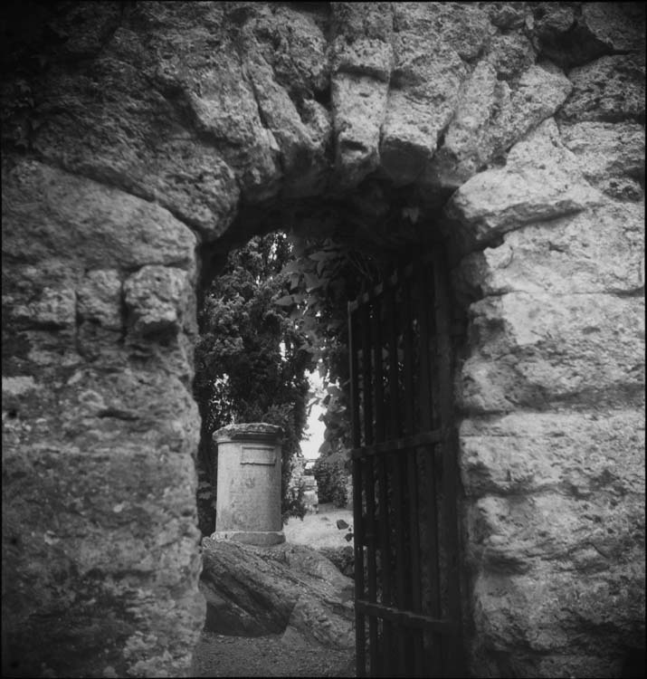 Entrée de l’enclos et stèle de la Mélancolie